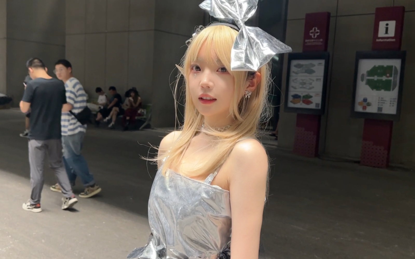 我穿着小学生设计的衣服去漫展走秀！！-1.jpg