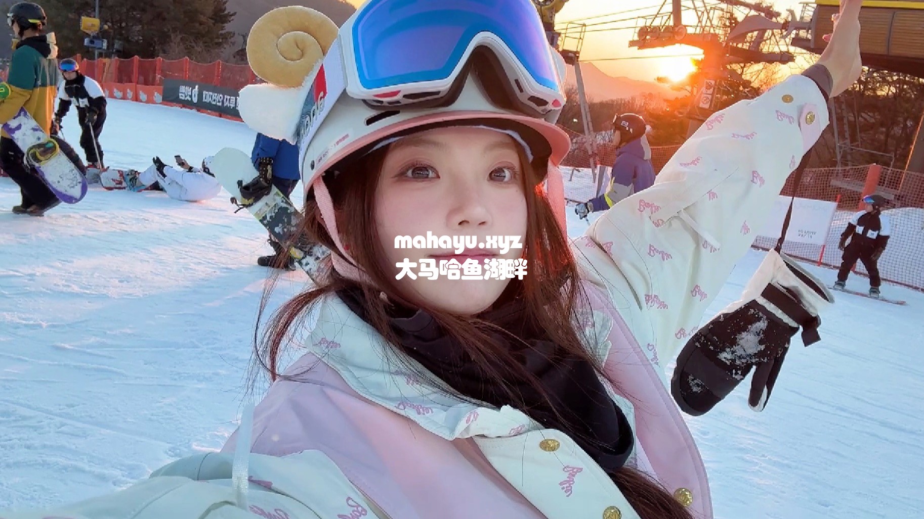 这么可爱，她滑雪一定不会摔哭吧！-1.jpg