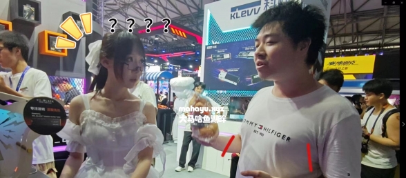 已老实，求放过！在Chinajoy被当成演员抓上台跳舞是什么体验？最后圆满完成小黑的任务！【泡芙日常】