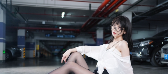 小秘书下班车库蹦迪