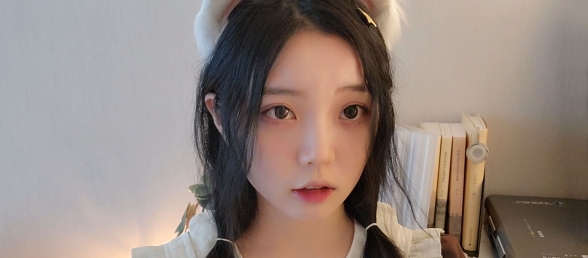 害羞女孩在家给自己录宅舞