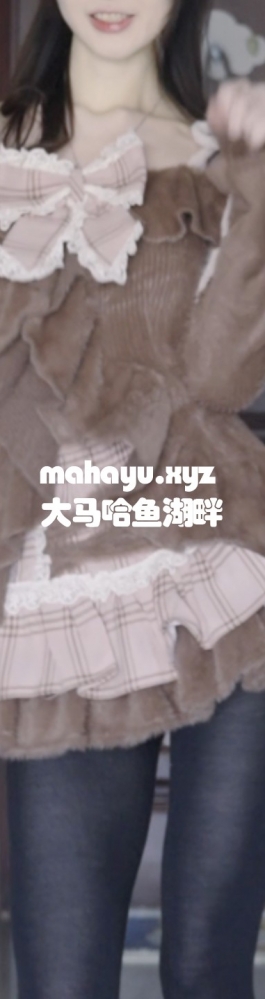 她又在厨房跳舞了