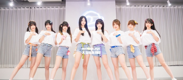 她们跳的也太齐了吧！！超甜女团舞《夏日气氛》练习室版