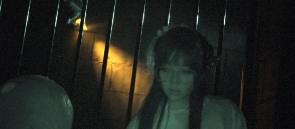 为了赢捉迷藏，女子在鬼屋躲了一下午！！！！