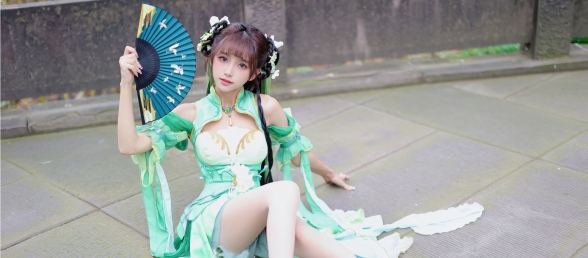 "这个人  怎么跟个小手办似的~"